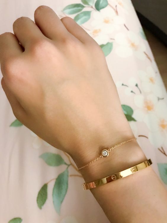 Gold Bracelet op der lénker Hand