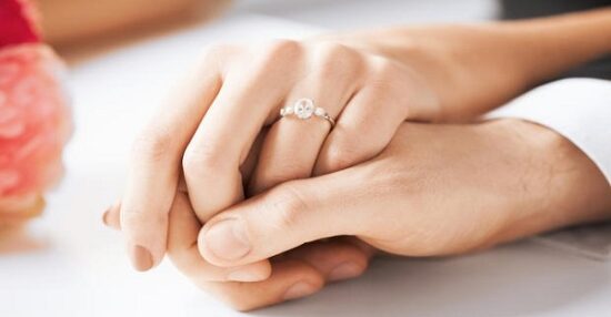 Ένα όνειρο για να φορέσει ένα δαχτυλίδι ή ένα χρυσό δαχτυλίδι για μια ανύπαντρη γυναίκα, σύμφωνα με τον Ibn Sirin 550x286 1 - Αιγυπτιακός ιστότοπος