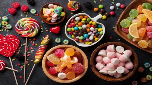 Vad är tolkningen av att ta sötsaker i en dröm för ensamstående kvinnor enligt Ibn Sirin?