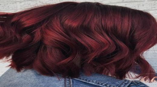 इब्न सिरिन द्वारा सपने में लाल बालों की व्याख्या क्या है?