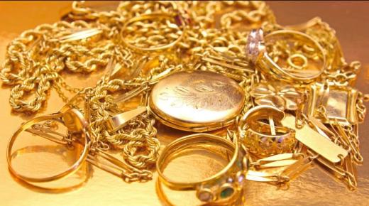 Lär dig om tolkningen av guldarmband i en dröm av Ibn Sirin