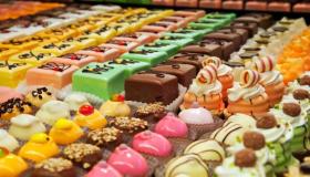 Tolkning av søtsaker i en drøm av Ibn Sirin, spise søtsaker i en drøm og kjøpe søtsaker i en drøm
