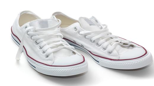 इब्न सिरिन के अनुसार एकल महिलाओं के लिए एक सपने में सफेद जूते की व्याख्या क्या है?