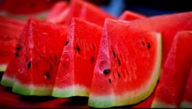 Wat is de interpretatie van het eten van rode watermeloen in een droom voor een alleenstaande vrouw volgens Ibn Sirin?