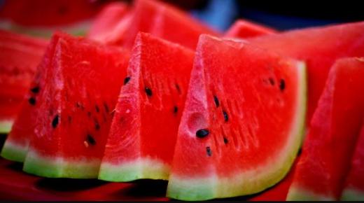Hva er tolkningen av å spise rød vannmelon i en drøm for en singel kvinne ifølge Ibn Sirin?