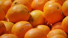 Léiert d'Interpretatioun vum Iessen Orangen an engem Dram vum Ibn Sirin