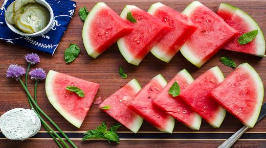 Tolkninger av Ibn Sirin for å se å spise vannmelon i en drøm