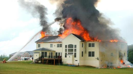 Тумачење виђења ватре у кући у сну, пожара у кући рођака у сну и пожара у кући суседа у сну