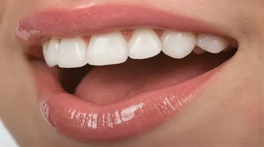Saznajte više o tumačenju bijelih zuba u snu prema Ibn Sirinu