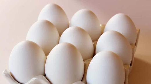 Ukubona amaqanda abilisiwe ephusheni lowesifazane oshadile kanye nokuchazwa kwephupho le-egg yolk ngu-Ibn Sirin