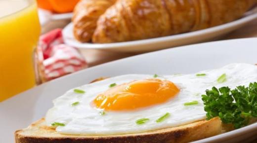 Wat is de interpretatie van het eten van gebakken eieren in een droom door Ibn Sirin en Al-Nabulsi?