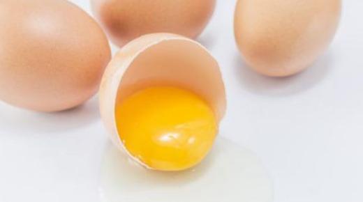 Дознајте повеќе за толкувањето на сонот за сурови јајца од Ибн Сирин
