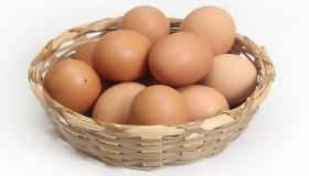Vad du inte vet om tolkningen av att se ägg i en dröm för en gift kvinna enligt Ibn Sirin