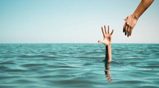 इब्न सिरिन के अनुसार सपने में समुद्र में डूबने और जीवित बचे रहने के बारे में सपने की व्याख्या के बारे में जानें