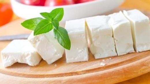 Vad är tolkningen av att se äta vit ost i en enda kvinnas dröm enligt Ibn Sirin?