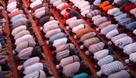 Mikä on tulkinta unesta rukoilemisesta moskeijassa seurakunnassa unessa Ibn Sirinin mukaan?