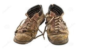 სიზმარში ფეხსაცმლის ტარების ინტერპრეტაცია იბნ სირინისა და იბნ შაჰინის მიერ