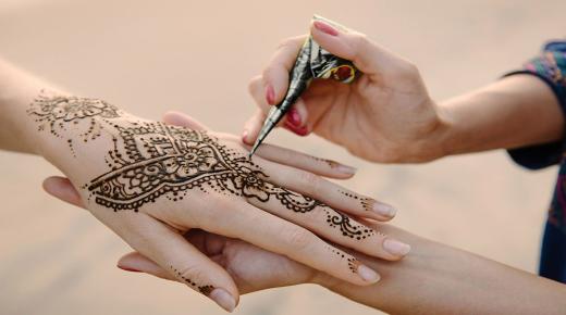 Wat is de interpretatie van henna-inscriptie in een droom door Ibn Sirin?