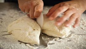 Tolkning av att se göra bröd i en dröm av Ibn Sirin, Ibn Shaheen och Al-Nabulsi