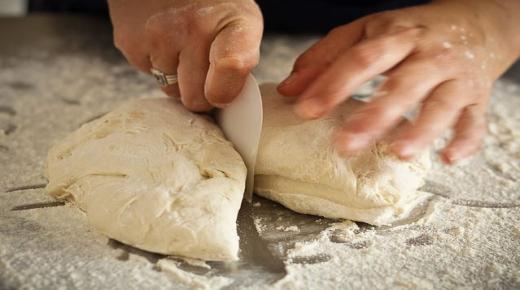 Tolkning av å se å lage brød i en drøm av Ibn Sirin, Ibn Shaheen og Al-Nabulsi