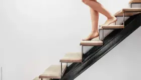 Hva er tolkningen av å se gå ned trappene i en drøm ifølge Ibn Sirin?