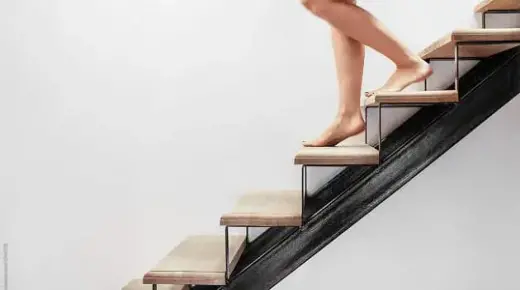 इब्न सिरिन के अनुसार सपने में सीढ़ियाँ उतरते हुए देखने की क्या व्याख्या है?