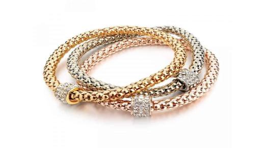 Wat is de interpretatie van de droom van gouden armbanden voor alleenstaande vrouwen volgens Ibn Sirin?