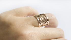 Een gouden ring in een droom voor een alleenstaande vrouw volgens Ibn Sirin, en de interpretatie van een droom over een geslepen gouden ring voor een alleenstaande vrouw