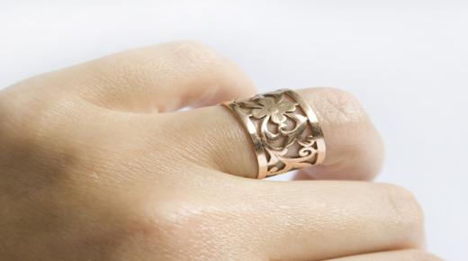 Zlatni prsten u snu za slobodnu ženu prema Ibn Sirinu i tumačenje snova o brušenom zlatnom prstenu za slobodnu ženu.