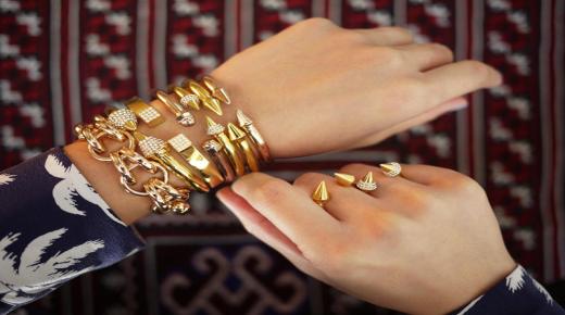 Научете го толкувањето на сонот за носење злато за самохрани жени од Ибн Сирин
