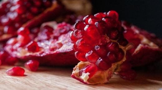 What are the benefits of pomegranate for the colon and intestines?