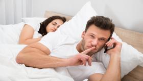 イブン・シリンによる、私の妹が夫と一緒に寝ている夢の解釈について何を知っていますか？