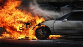 Hva er tolkningen av en drøm om å brenne en bil i en drøm, ifølge seniorjurister?