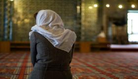 Vad är tolkningen av en dröm om att be i en dröm för ensamstående kvinnor enligt Ibn Sirin?