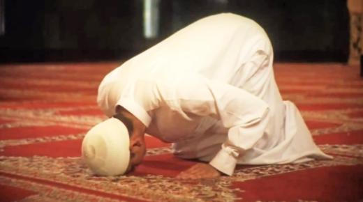 Какво је тумачење подневне молитве у сну од стране Ибн Сирина?