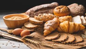 Wat is de interpretatie van deeg en brood in een droom door Ibn Sirin?