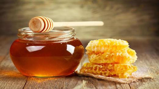 Tolkning av att se äta honung i en dröm av Ibn Sirin och Imam Al-Sadiq