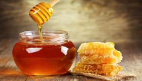 De 20 viktigaste tolkningarna av att se äta honung i en dröm av Ibn Sirin