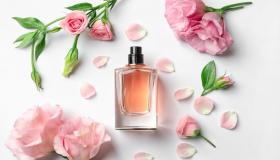 Wat is de interpretatie van het zien van een parfumflesje in een droom voor een gescheiden vrouw volgens Ibn Sirin?