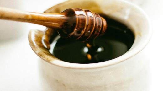 Која е хранливата вредност на црниот мед?