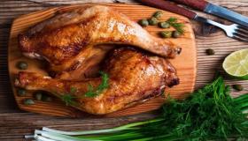 Lees meer over de interpretatie van het eten van kip in een droom door Ibn Sirin