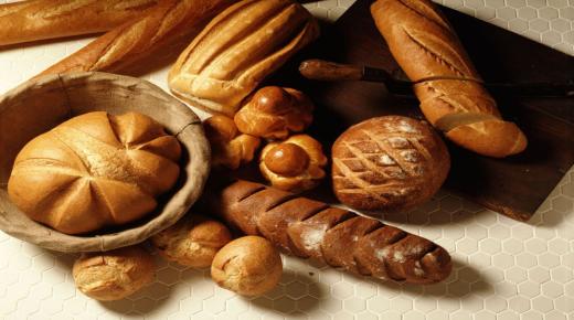 Wat is de interpretatie van het kopen van brood in een droom, wit of zwart, volgens Ibn Sirin?