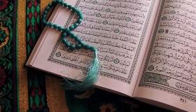 Tolkning av en dröm om att läsa Koranen i en dröm för en gift kvinna, enligt Ibn Sirin