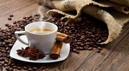 Die belangrikste interpretasies van sien koffie drink in 'n droom, volgens Ibn Sirin