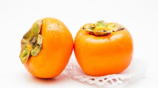Кои се придобивките од плодот на persimmon за диета и ослободување од стомакот?