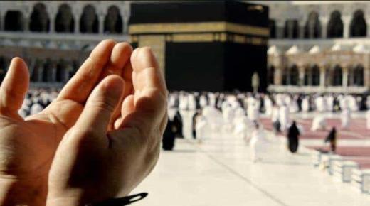 Vad är tolkningen av att se Kaaba i en dröm och be där enligt Ibn Sirin?