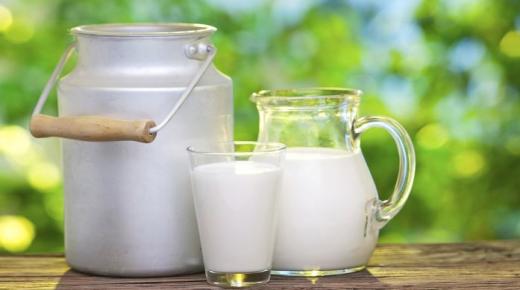 Сазнајте више о тумачењу давања млека у сну од Ибн Сирина
