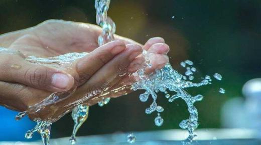 Wat is de interpretatie van het geven van water in een droom aan Ibn Sirin en Ibn Shaheen?