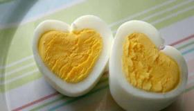 इब्न सिरिन द्वारा सपने में उबले अंडे की व्याख्या के बारे में जानें