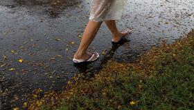 Mikä on Al-Nabulsin tulkinta sateessa kävelemisestä unessa?